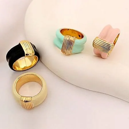 خواتم الأزياء - مجموعة من الخواتم الأنيقة من JR Fashion Accessories، تتميز بتصاميم مينا ملونة متنوعة مع تفاصيل مطلية بالذهب.