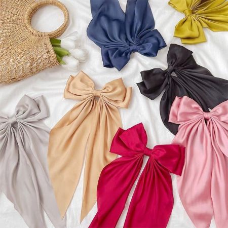 Uma coleção vibrante de prendedores de cabelo em forma de laço de cauda longa em várias cores.