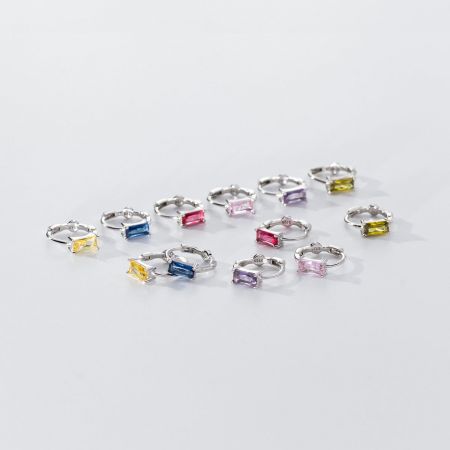 Orecchini huggie a cerchio quadrati colorati in zirconia 925 in argento sterling (5 paia) - Una collezione di orecchini huggie a cerchio in argento sterling 925 che mostrano una varietà di gemme di zirconia quadrate colorate, esposte su uno sfondo bianco pulito.