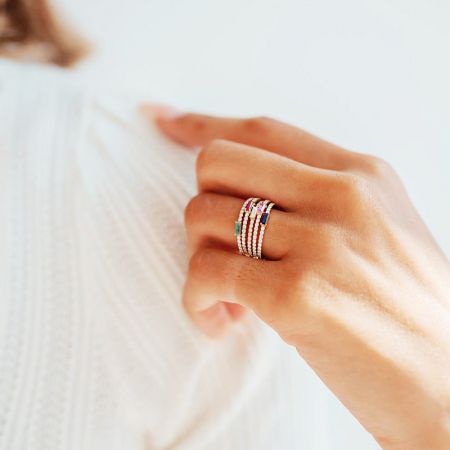 Set di anelli sottili in cristallo di zirconia baguette in argento sterling 925 - La mano di un modello che mostra un insieme di anelli sottili in zirconia baguette colorati in argento sterling 925.
