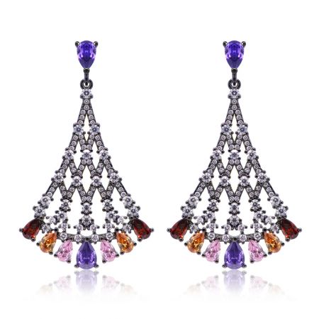 Pendientes Multicolor Fan Drops - Un par de pendientes Multicolor Fan Drops con piedras preciosas de forma de lágrima de múltiples colores sobre un fondo blanco.
