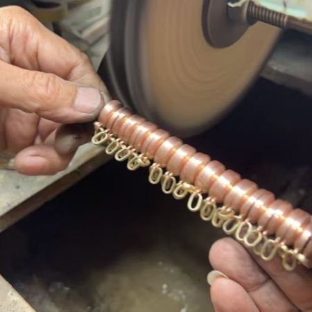 Slipning av ett skräddarsytt armband i koppar och guld till perfektion