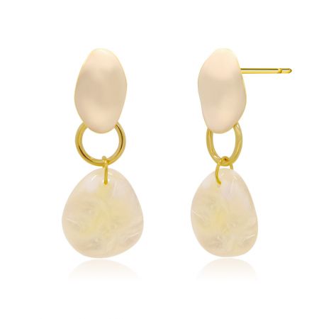 Une vue rapprochée des boucles d'oreilles Bella Dangle, mettant en valeur le design moderne et minimaliste avec un matériau de couleur crème et des composants en métal doré.