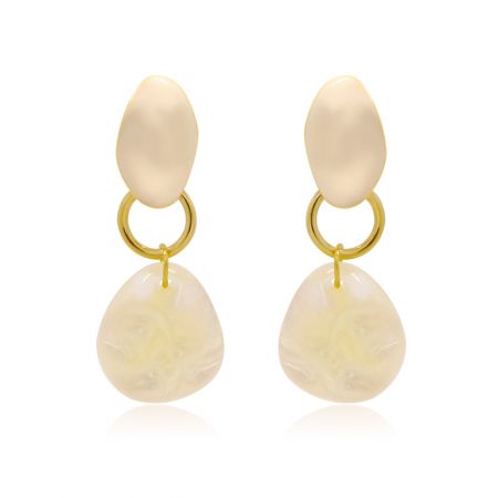 Pendientes Bella Dangle - Pendientes Bella Dangle con una parte superior ovalada color crema y una parte inferior en forma de lágrima con elegantes acentos dorados, sobre un fondo blanco.