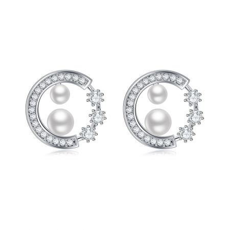 Pendientes de perla atractivos - Un par de pendientes de perla atractivos en diseño de luna creciente, con zirconia cúbica blanca y perlas, exhibidos sobre un fondo blanco limpio.