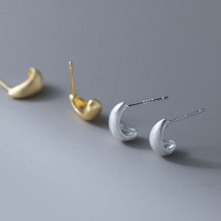 925 Sterling Zilveren Waterdruppel Frosted Curl Stud Oorbellen - Een paar 925 sterling zilveren frosted curl stud oorbellen in goud en een ander paar in zilver, zij aan zij weergegeven op een witte achtergrond.