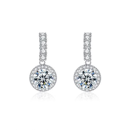 Pendientes colgantes en forma de aro con circonita cúbica. - Un par de pendientes colgantes en forma de aro con un diseño de halo circular, que presenta grandes cristales de circonita cúbica redondos rodeados de cristales más pequeños en pavé, elaborados por JR Fashion Accessories.