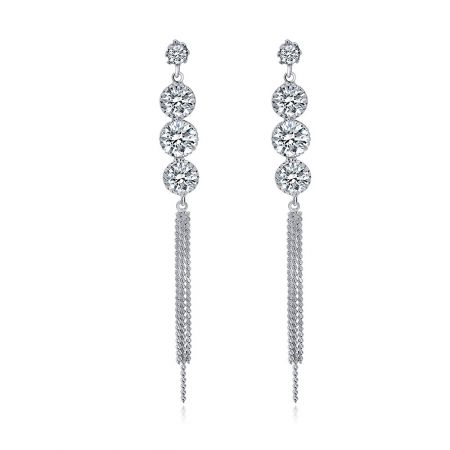 Pendientes de cadena larga con cuatro piedras. - Un par de pendientes de cadena larga con cuatro piedras, con cristales de circonio cúbico apilados y elegantes detalles de borlas de plata, contra un fondo blanco.
