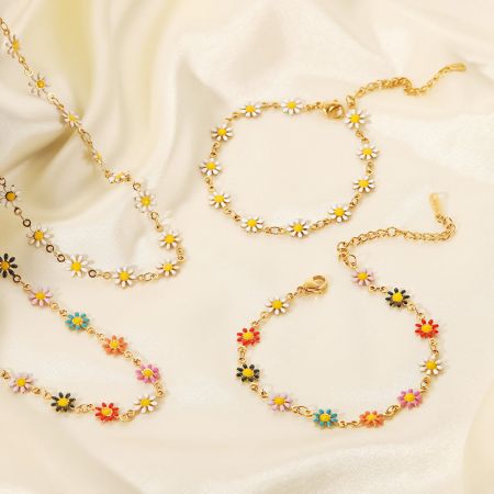 Een collectie van Koreaanse stijl madeliefjesarmbanden in meerdere kleur opties.