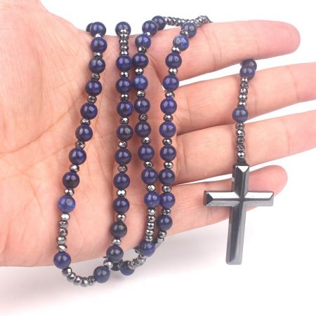Una collana rosario personalizzabile in blu scuro e argento, con un classico pendente a croce.