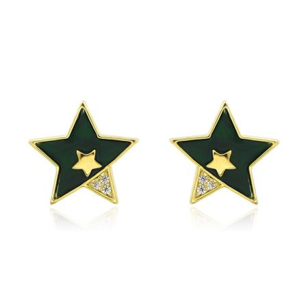 Orecchini Star Emerald con zirconia cubica - Un paio di orecchini Star Emerald di JR Fashion Accessories, caratterizzati da una forma a stella con smalto verde scuro, montature placcate in oro e scintillanti pietre di zirconia cubica.