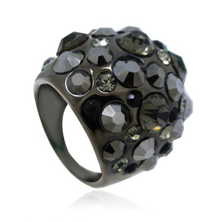 Zwarte statement rocky ring - Een gedurfde zwarte statement ring met hematiet plating, met een reeks grijze en zwarte kristallen.