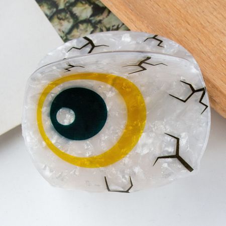 Detaillierte Ansicht einer gelben bösen Augen Haarklammer.