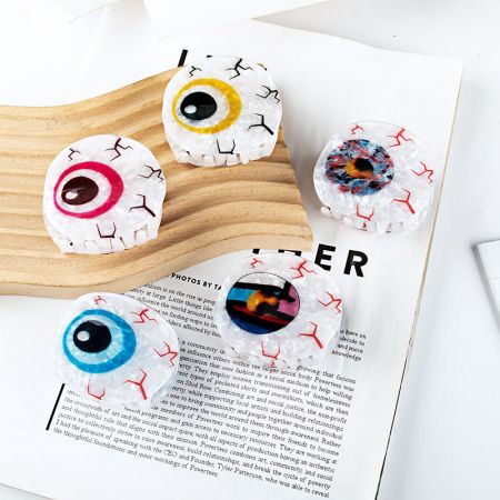 Böse Augen Haarklammern auf einem Magazin präsentiert, die ihre Verwendung als trendiges Accessoire zeigen.