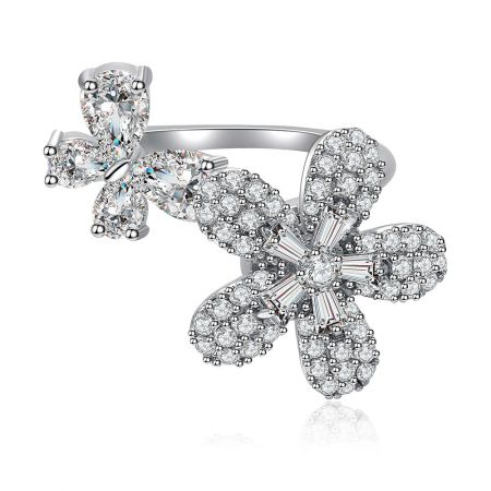 Vlinder- en Madeliefjes Open Draaiende Ring - Een close-up van de Vlinder- en Madeliefjes Open Draaiende Ring, die het ingewikkelde rhodium-geplateerde ontwerp toont met een kubieke zirconia vlinder en bloem.