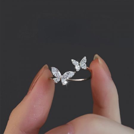 Delicado anillo de mariposa de plata esterlina 925 sostenido en la mano, un regalo ideal para mujeres.
