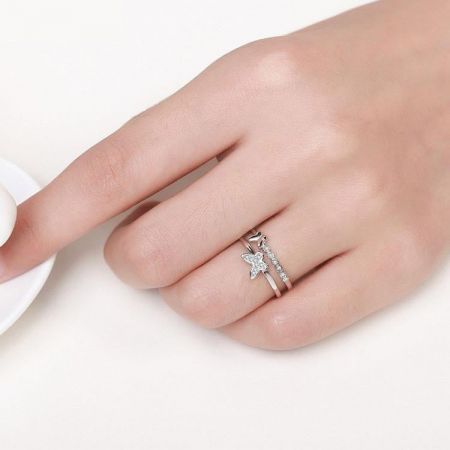 Una mano que lleva dos anillos elegantes, mostrando el potencial de apilamiento de la colección.