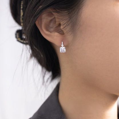 Modello che indossa l'orecchino geometrico quadrato in argento sterling 925, dimostrando la sua scala e il suo stile elegante.