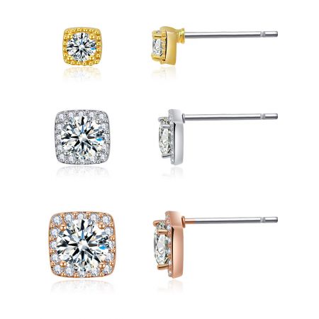 Vue en gros plan des trois paires de boucles d'oreilles carrées, mettant en valeur les détails en zircon cubique pavé.