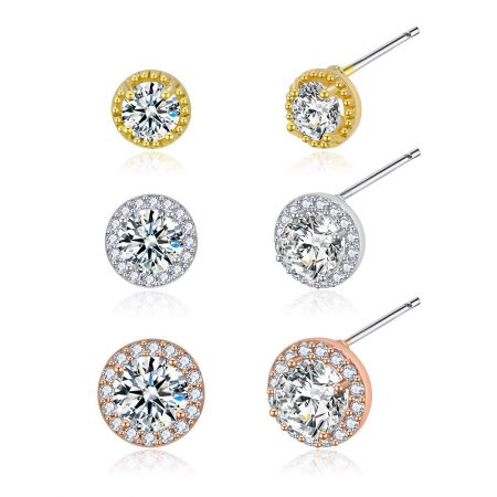 Nahaufnahme der sechs einzelnen Pave CZ Ohrstecker aus dem Tri-Tone-Set, die die funkelnden Steine hervorheben.