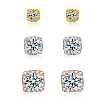 Ensemble de 3 Paires de Boucles d'Oreilles Carrées Pavées - Un ensemble de trois paires de boucles d'oreilles carrées pavées en or, argent et plaqué or rose, chacune ornée de pierres en zircon cubique étincelantes.