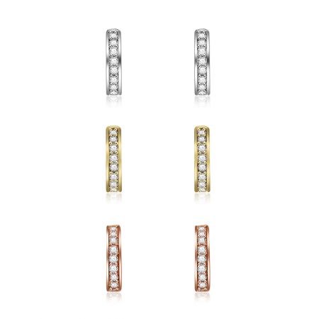 Ensemble de 3 Paires de Boucles d'Oreilles Créoles Ouvertes Pave - Un ensemble de trois paires de boucles d'oreilles créoles ouvertes en finition rhodium, or et or rose, chacune ornée de pierres en zircon cubique étincelantes.