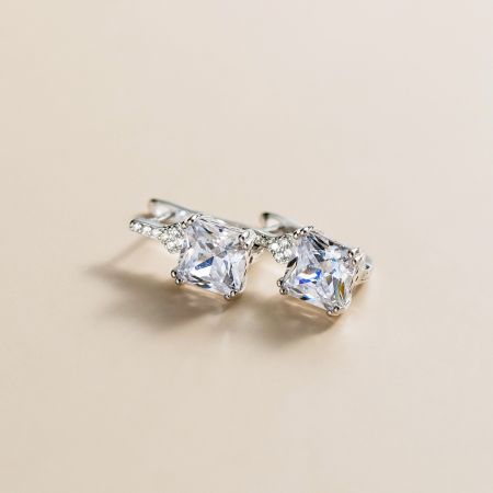 Primo piano di un orecchino a perno in argento sterling con una grande pietra CZ trasparente.