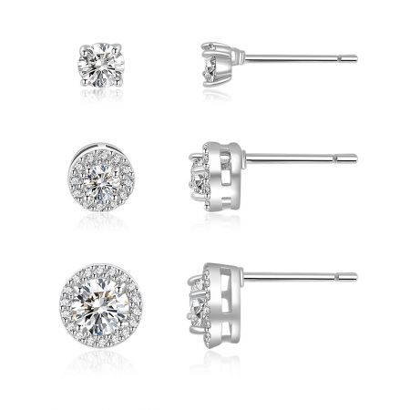 3 pares de aretes de studs de rodio. - Un conjunto de tres pares de aretes de studs de rodio con circonitas cúbicas, mostrados en tres tamaños y configuraciones diferentes.