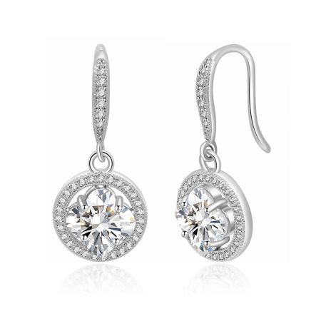 Détail en gros plan des boucles d'oreilles en zirconium rond, mettant en valeur la grande pierre centrale et les petites pierres environnantes.