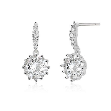 Une paire de boucles d'oreilles pendantes à griffes rondes avec des pierres en zircon cubique brillantes dans des montures en argent.