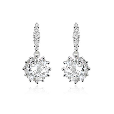 Boucles d'oreilles pendantes à griffes rondes - Une vue détaillée des boucles d'oreilles pendantes à griffes rondes, mettant en valeur la pierre centrale en zircon cubique ronde entourée d'un halo de petites pierres scintillantes.