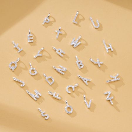 Collar de Colgante de Letra del Alfabeto A-Z en Plata de Ley 925 con Circonio Completo - Una colección de colgantes de letras del alfabeto en plata de ley 925, cada uno completamente incrustado con piedras de circonio brillantes, exhibidos sobre un fondo blanco limpio.