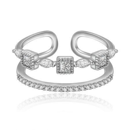 Kenmerkende stapelbare ring met 2 rijen - Een close-up van de Signature 2-Row Stackable Ring, die het ingewikkelde ontwerp met twee rijen toont, met briljante vierkante en ronde cubic zirconia stenen, gezet in gepolijst rhodium-geplateerd messing.