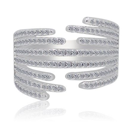 Oogverblindende CZ-ring - Vooraanzicht van de Dazzling CZ Ring, die de luxueuze messing band met rhodium plating toont, bezaaid met een halve cirkel van schitterende cubic zirconia stenen.