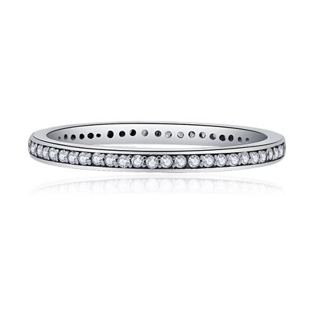 Bague Éternité en Argent avec Zircon Cubique Blanc - Vue de face de la bague éternité en argent avec zircon cubique blanc, mettant en avant les brillantes pierres en zircon cubique serties dans un anneau en argent sterling 925 poli.