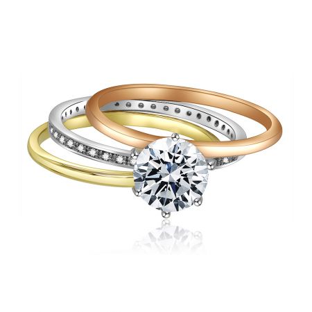 L'anello solitario in CZ a tre tonalità presentato come parte di un elegante set di anelli di fidanzamento con fasce abbinate.