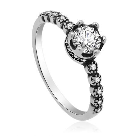 Zijaanzicht van de sterling zilveren kroon solitair ring, met de gedetailleerde cubic zirconia op de band.