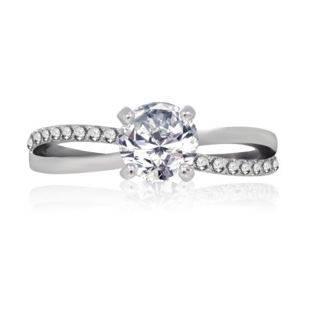 Haz que suene para siempre - Vista frontal del Anillo Make It Forever, un anillo de latón chapado en rodio que presenta una circonita cúbica central en un engaste de cuatro garras rodeada por un halo de piedras más pequeñas en una banda dividida.