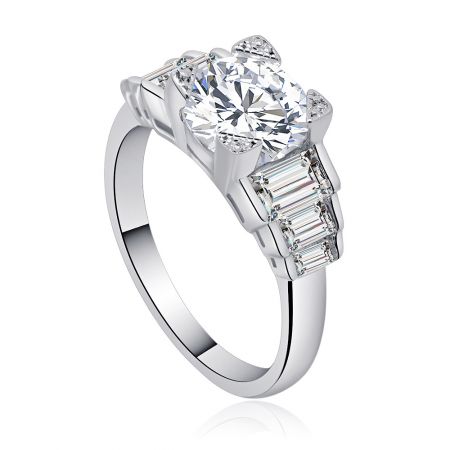 Vista lateral del Anillo de Compromiso con Canal de Baguette, destacando el zirconio cúbico en corte baguette en la banda.