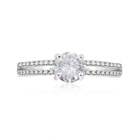 Romantische Liefdesring - Een close-up van de Romantische Liefdesring, met de schitterende centrale cubic zirconia steen gezet op een dubbele rij pavé band met rhodium plating.