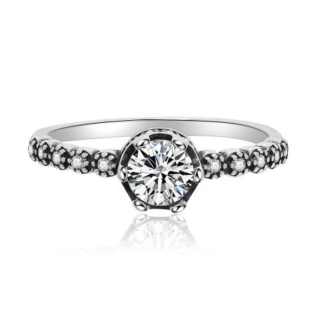 Anello solitario di lusso in argento con zirconia cubica a corona - Un primo piano dell'anello solitario di lusso in argento con zirconia cubica, che mette in mostra il centrale zirconia cubica bianca in un montaggio a corona su una fascia in argento sterling 925.