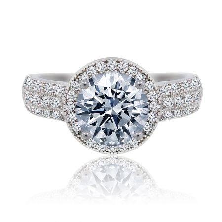Anillo Mundial: Anillo de Compromiso de Circonio Cúbico de Estilo Vintage - El Anillo Mundial, un anillo de compromiso de circonio cúbico de estilo vintage, con una gran piedra central y una banda detallada chapada en rodio.