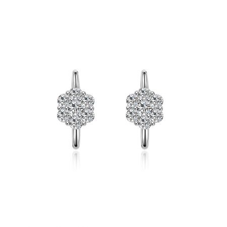 Pendientes Huggie florales con circonita transparente - Un primer plano de los pendientes Huggie Floral Clear CZ, exhibiendo el intrincado diseño de flor de circonio cúbico en el aro chapado en rodio.