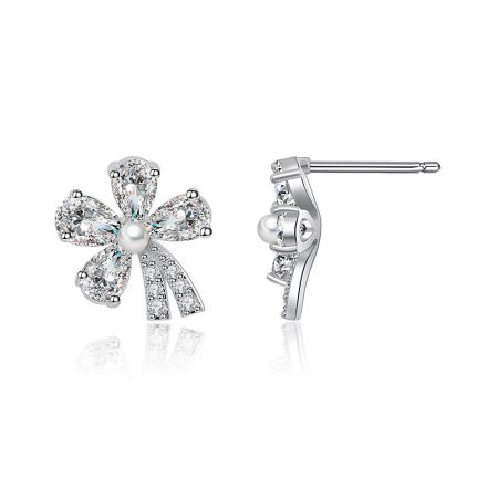 Una vista detallada de los pendientes en forma de flor de diamante y perla, mostrando los pétalos de zirconia cúbica brillante.