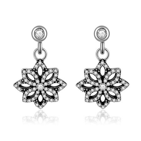 Zilveren Grafische Bloem Oorbel - Een paar Zilveren Grafische Bloem Oorbellen gemaakt van 925 sterling zilver, met een ingewikkeld bloemontwerp bezaaid met sprankelende witte cubic zirconia stenen, getoond tegen een schone witte achtergrond.