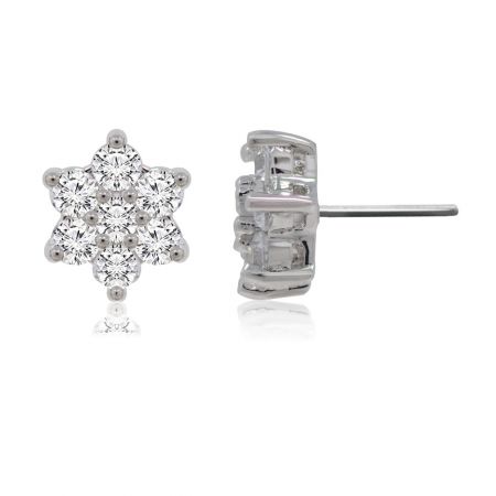 Primo piano dell'orecchino a bottone Twinkle Star, che evidenzia il brillante scintillio della corona in zirconia cubica.