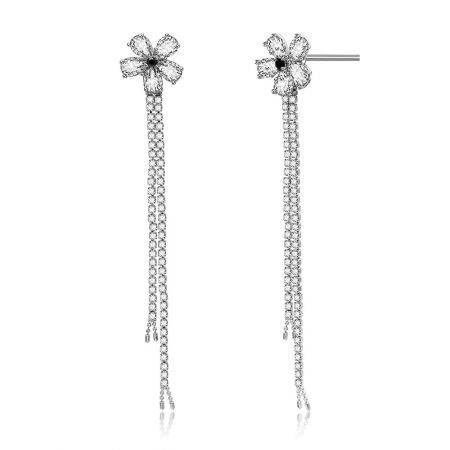 Primer plano detallado del diseño de flor de circonita cúbica y las cadenas colgantes en los pendientes de araña.
