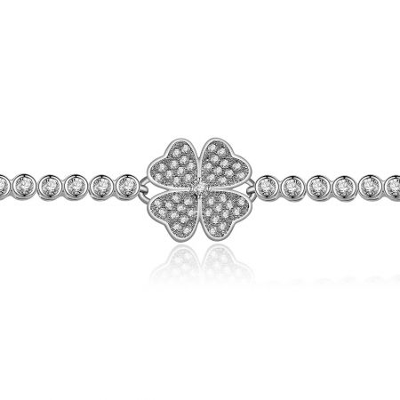 Vista dettagliata del bracciale Clover Charms, che mette in evidenza il centro in forma di quadrifoglio e i collegamenti circolari, tutti adornati con piccole pietre scintillanti.