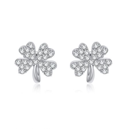 Pendientes de clip pavé de trébol de hoja de la suerte - Un par de pendientes de clip de plata con forma de trébol de hoja de la suerte, adornados con piedras de circonio cúbico brillantes, sobre un fondo blanco.