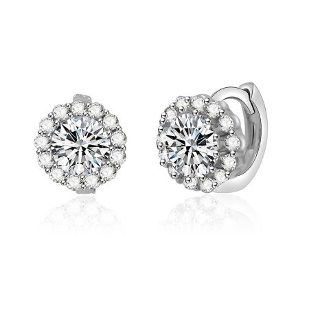 Vue de profil latéral de la boucle d'oreille Huggie en cluster de fleurs CZ, détaillant le réglage élégant en griffes et le mécanisme de fermeture à clic sécurisé.